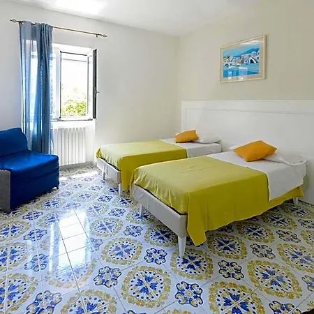 Alojamento de Acomodação e Pequeno-almoço Mediterraneo 4*
